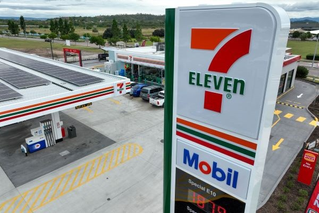 Picture of 7-Eleven store front and pylon