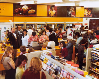 A picture of inside the first 7-Eleven store at the grand opening.